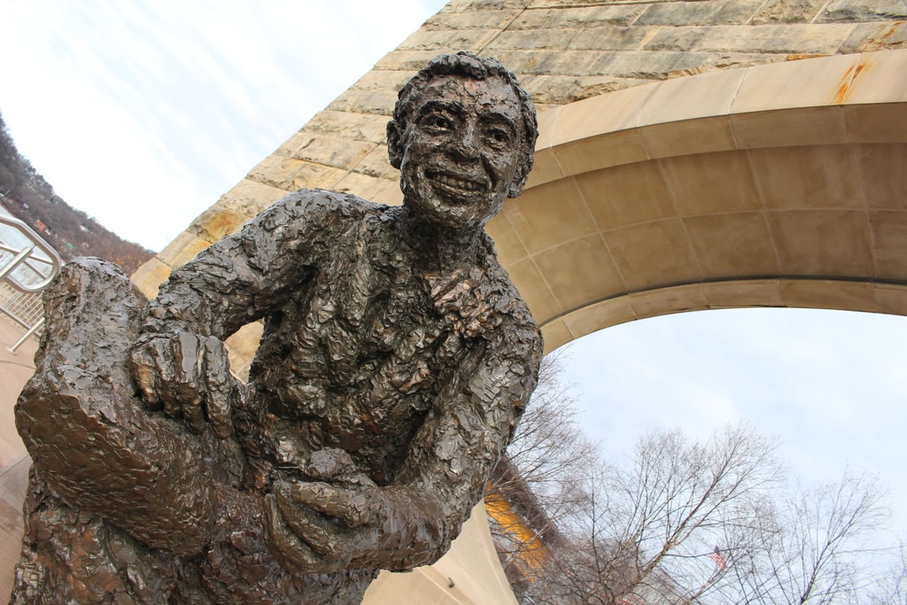 Statue of Fred Rogers by Robert Berks